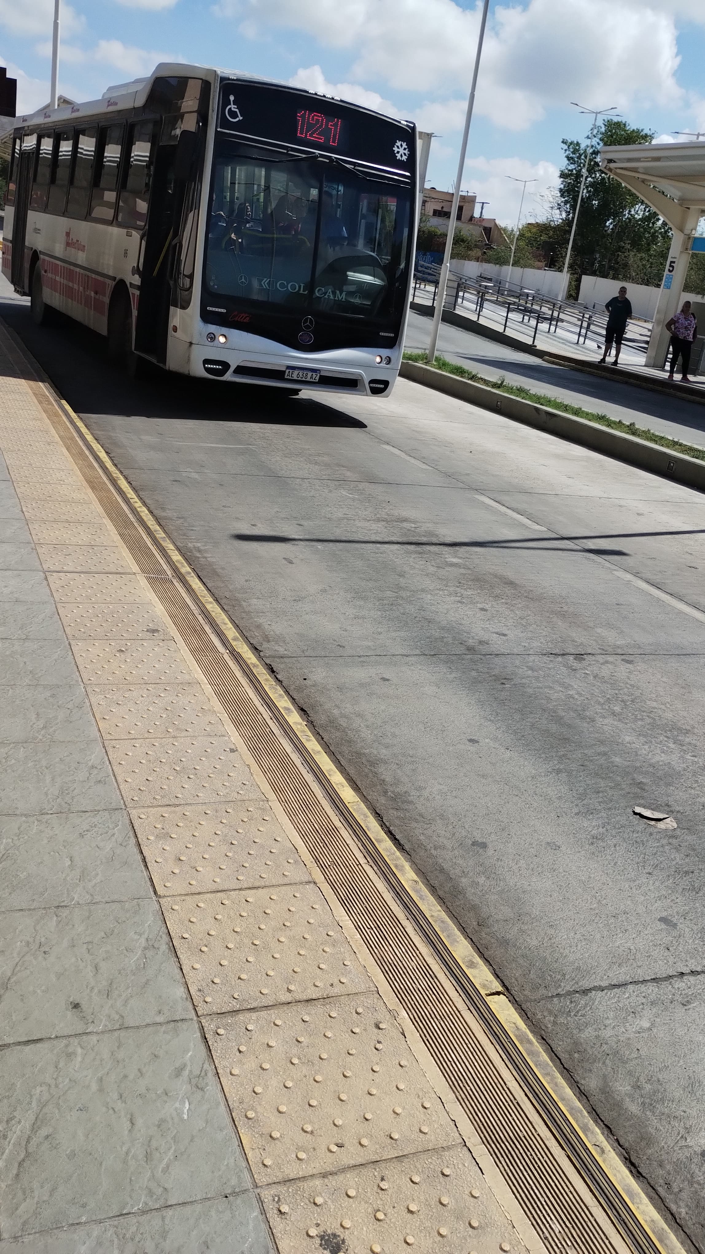 Ómnibus de la línea 121 en una estación de la ciudad de San Juan. Fotografía de archivo del 9 de febrero de 2024; no corresponde a la retención de servicios de octubre de 2026.