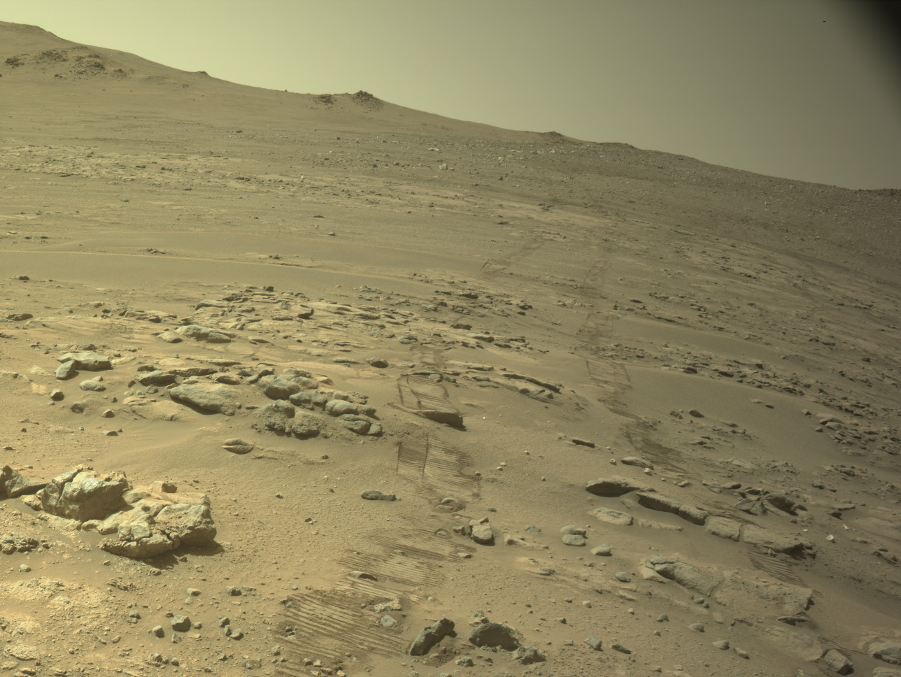 Huellas de Perseverance sobre el terreno marciano, captadas por una cámara de navegación el 11 de octubre de 2026, durante el recorrido que superó el récord de Opportunity.