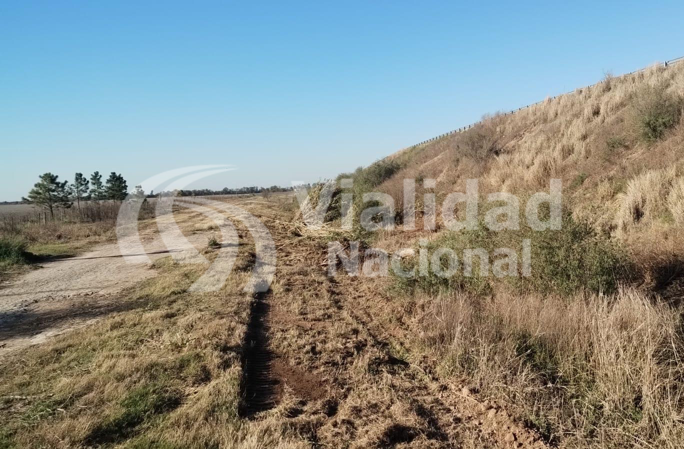 Cuneta y banquina intervenidas en Córdoba, en la fotografía difundida por Vialidad Nacional el 16 de octubre de 2026. Se conserva la marca de agua institucional.