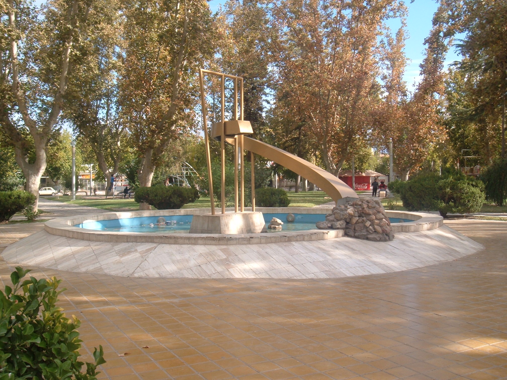 Fuente y arbolado de la plaza San Martín de Santa Lucía, donde está previsto el desfile. Fotografía de archivo de abril de 2010; no muestra el encuentro de 2026.