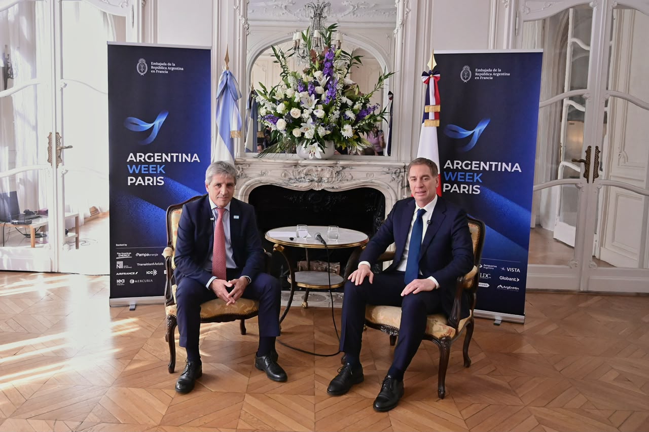 Luis Caputo y Diego Santilli en la Embajada Argentina en Francia, durante la Argentina Week en París; fotografía difundida con el anuncio del 2 de octubre de 2026.