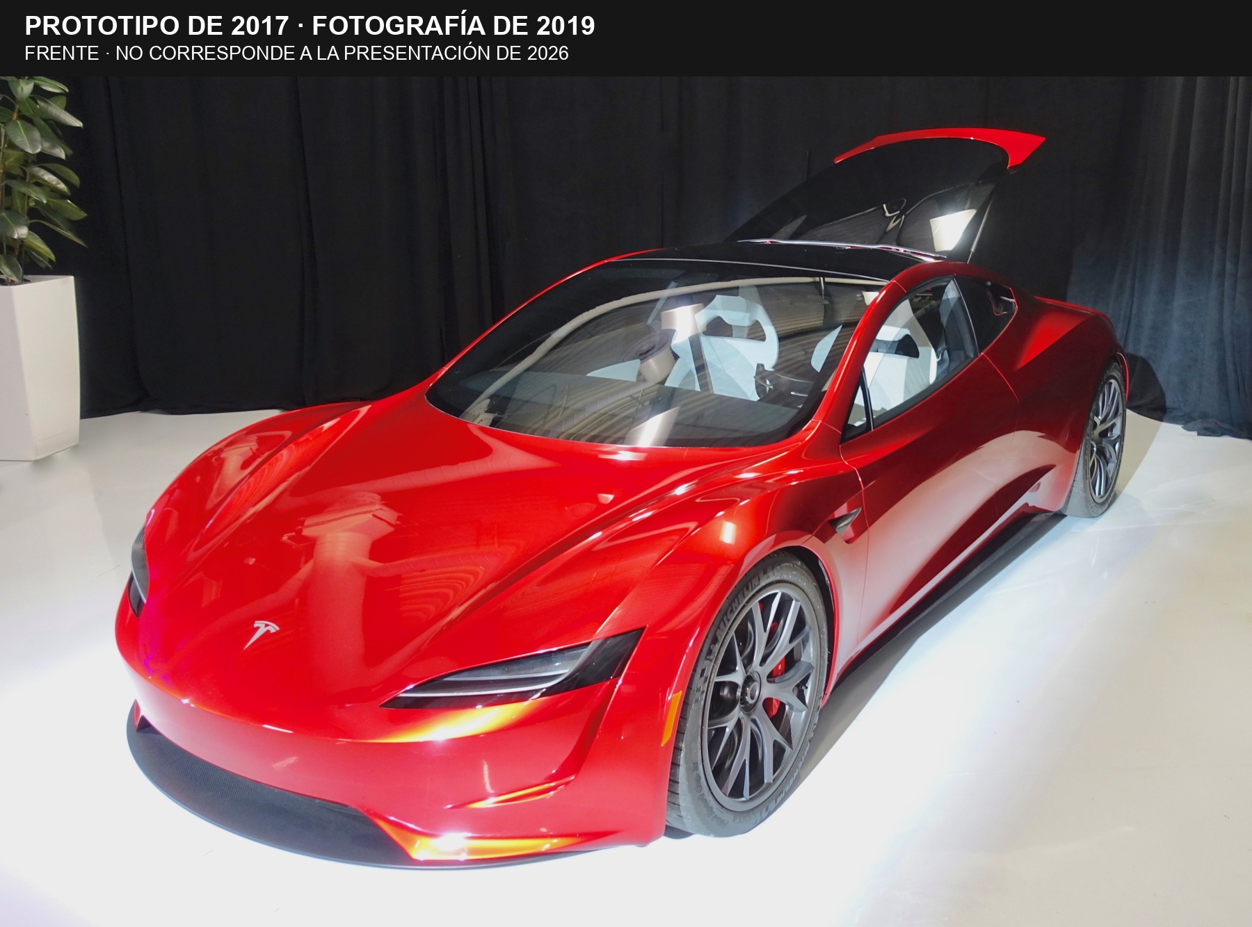 Archivo: prototipo del Tesla Roadster presentado en 2017, fotografiado en la sede de Tesla el 22 de abril de 2019. No corresponde a la demostración de octubre de 2026.