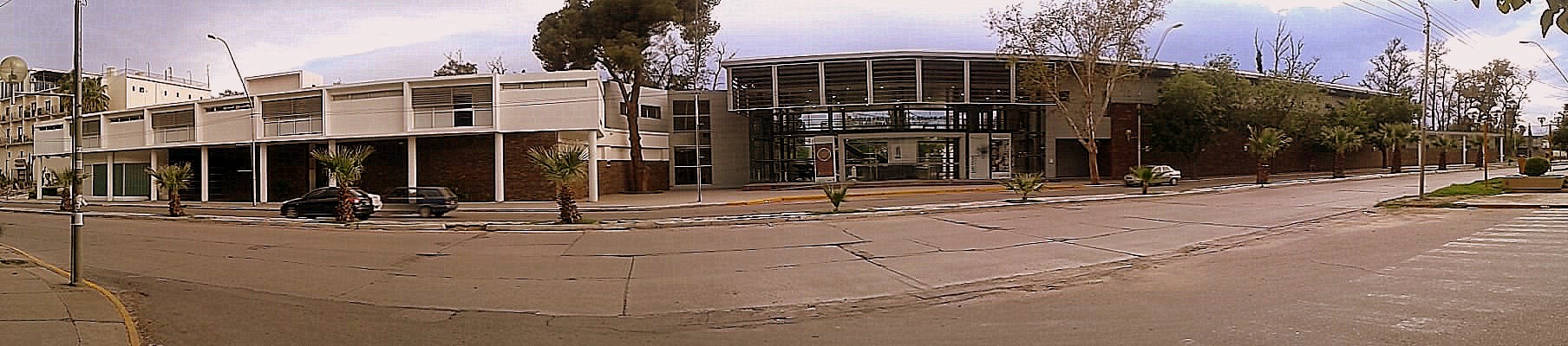 Panorámica de archivo del exterior del Museo Franklin Rawson desde avenida Libertador, fotografiada por Gonce el 24 de febrero de 2013. No muestra la Bienal de 2026.