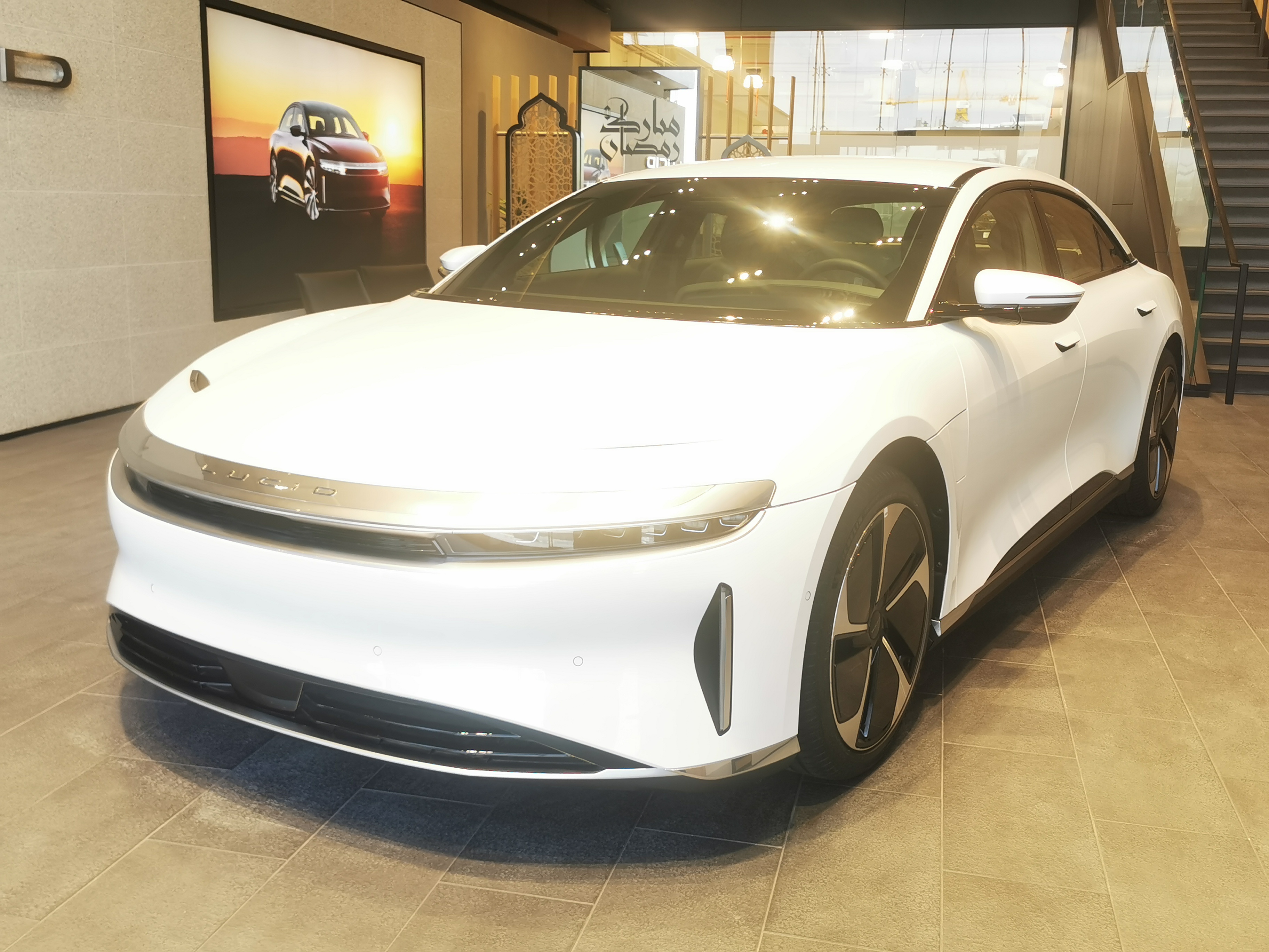 Un Lucid Air expuesto en un salón de la marca en Riad, Arabia Saudita, el 9 de marzo de 2024. Archivo.