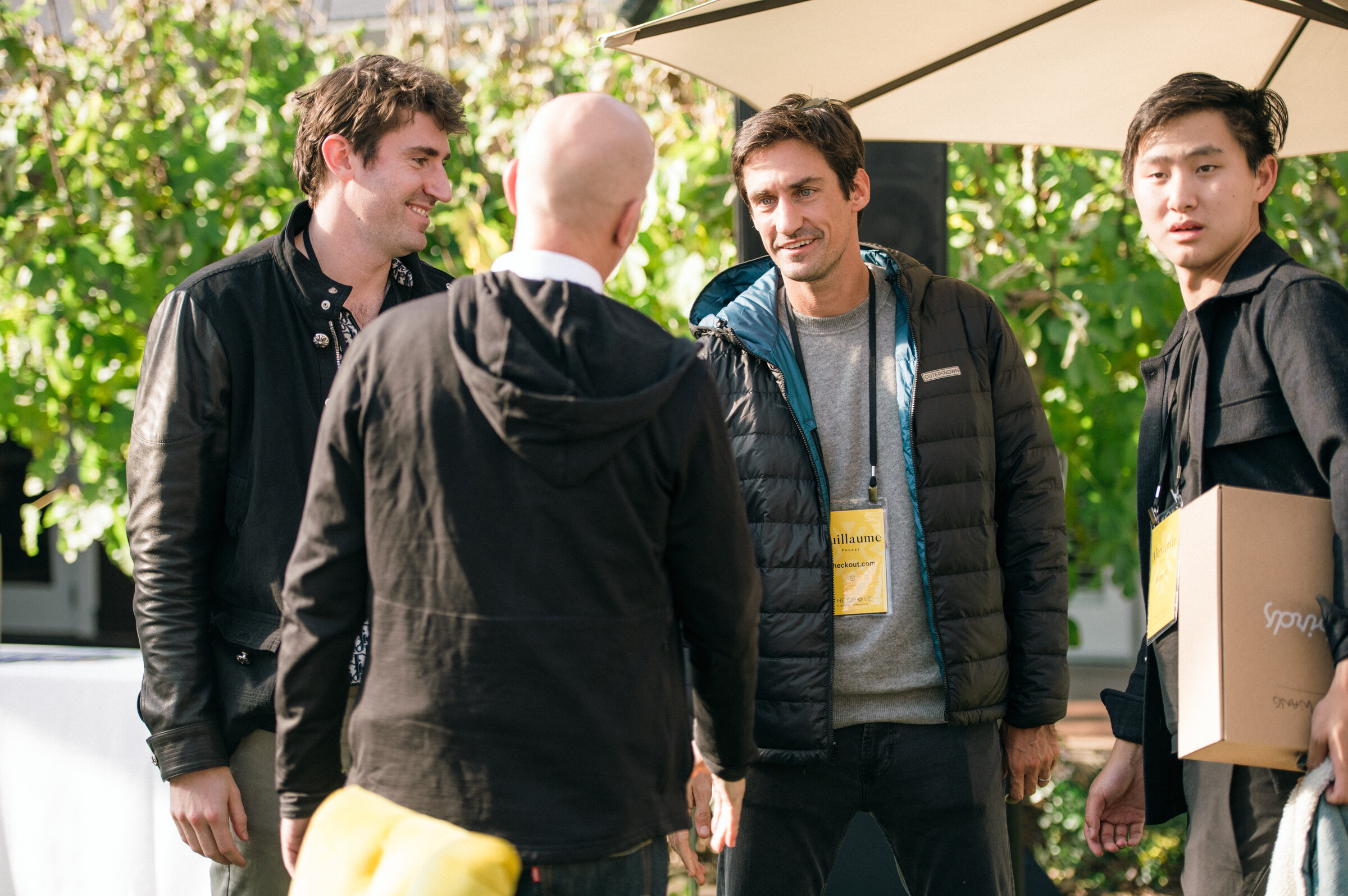 Alexandr Wang, a la derecha, junto a Guillaume Pousaz y otros asistentes de The Grove en noviembre de 2022. Foto de archivo. No corresponde al lanzamiento de Muse Wonder.