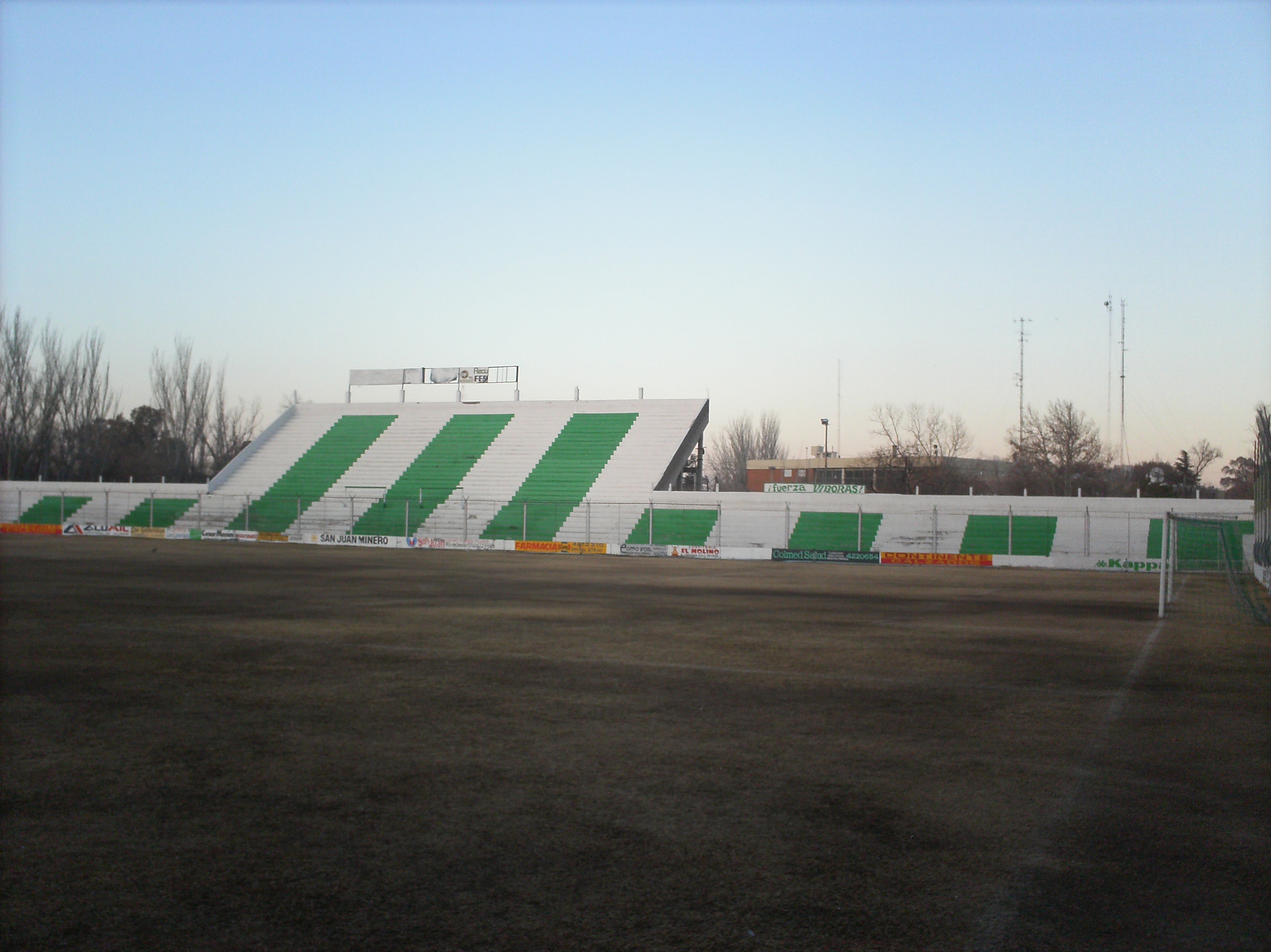 Tribuna popular verde y blanca del estadio El Serpentario, de Sportivo Desamparados, en una fotografía de archivo de 2011; no corresponde al partido del 3 de octubre de 2026.