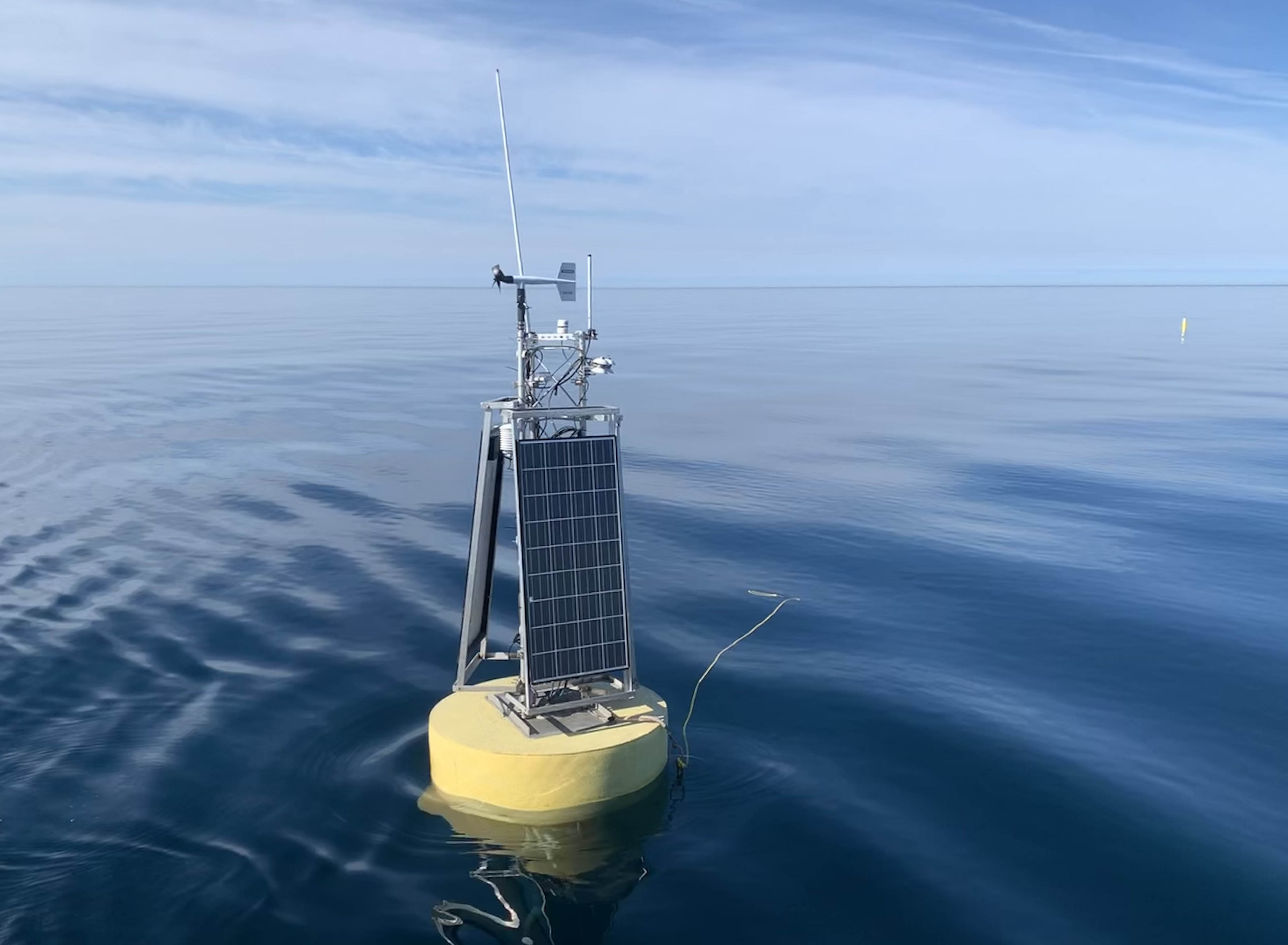 Foto de archivo: boya de la red ReCON de NOAA GLERL en el lago Michigan, publicada por el organismo en 2020.
