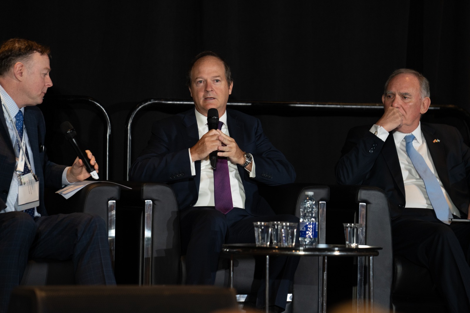 Daniel González, secretario coordinador de Energía y Minería, habla en un panel de la convención PDAC 2026, junto a Luis Lucero. Foto de archivo del 2 de marzo de 2026.