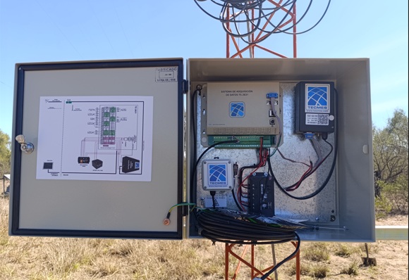 Gabinete e instrumental de la nueva estación meteorológica instalada en Los Cerrillos, Chamical, La Rioja.