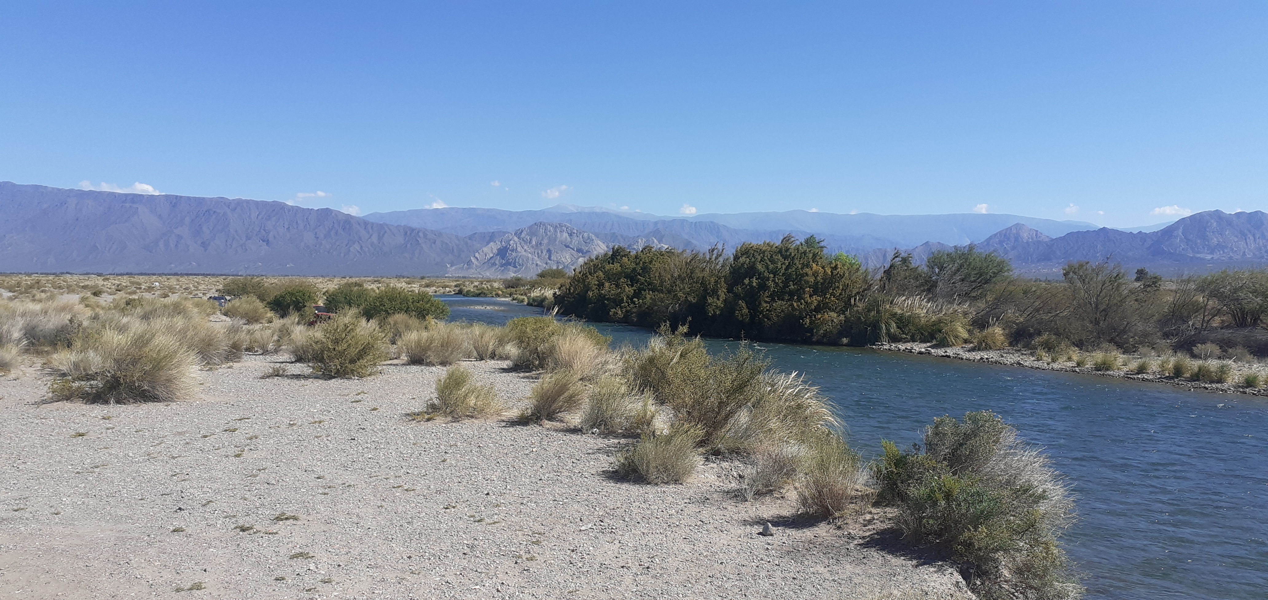 Río San Juan en Ullum en abril de 2022; fotografía de archivo contextual, no muestra la estación101 ni el caudal actual.