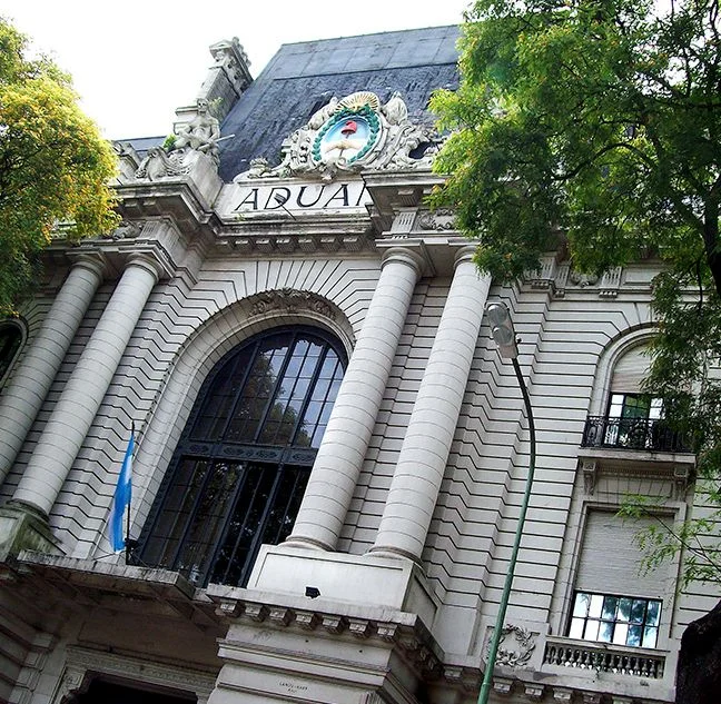 Fachada de la Aduana, organismo integrante de ARCA; fotografía de archivo publicada por Bonifacio Building Solutions.