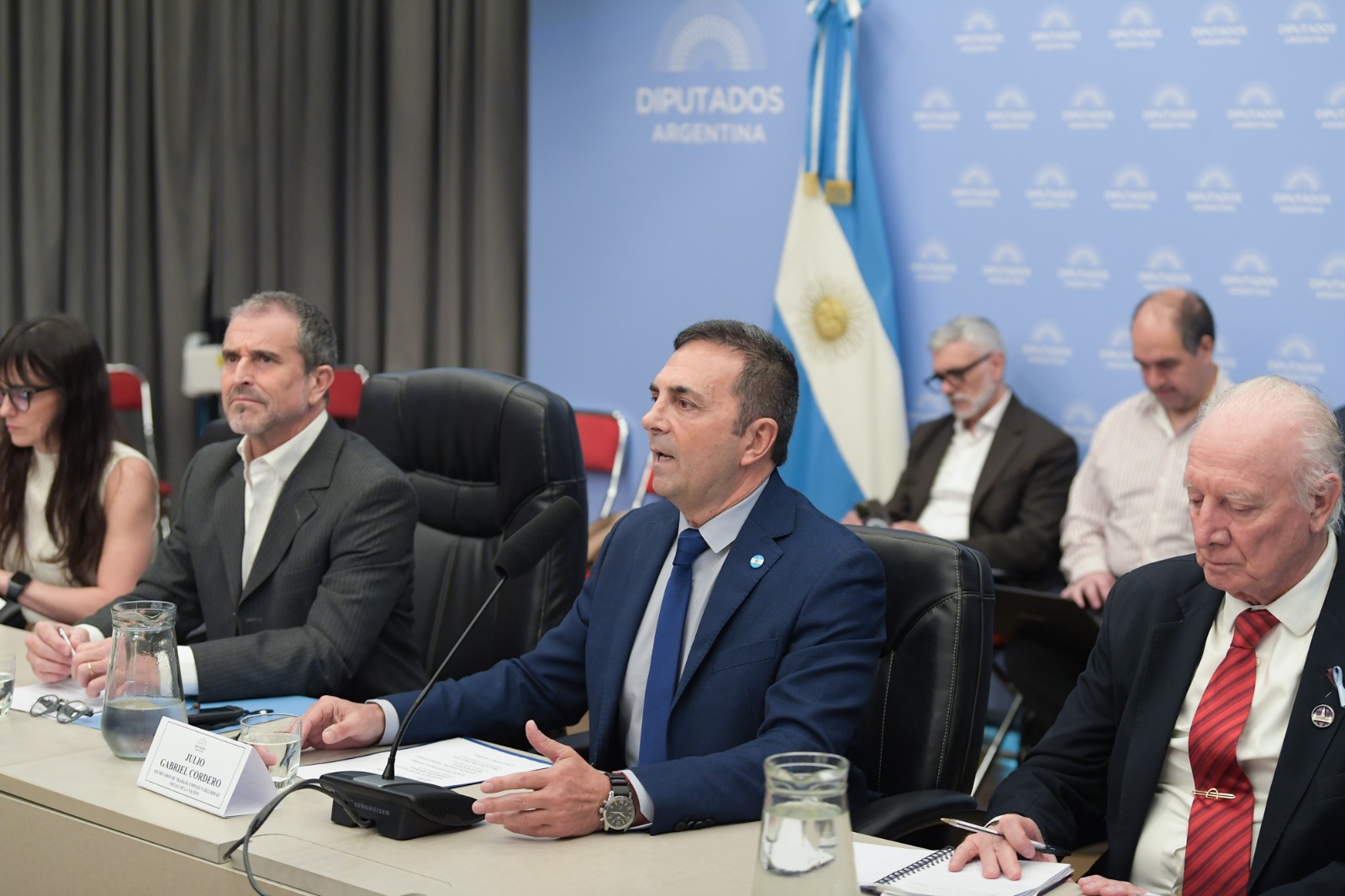 Julio Cordero expone ante la Comisión de Presupuesto y Hacienda de Diputados el 14 de octubre de 2026.