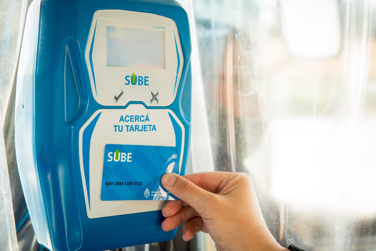 Archivo: una mano acerca una tarjeta SUBE a una validadora, en una fotografía publicada por el Ministerio de Transporte el 30 de junio de 2021. Fecha y lugar exactos de la toma no informados; no muestra una situación del 25 de octubre de 2026.