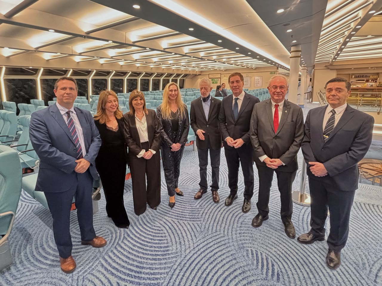 Autoridades y representantes de Buquebus durante el recorrido por el interior del China Zorrilla en su presentación del 21 de octubre de 2026 en Buenos Aires.