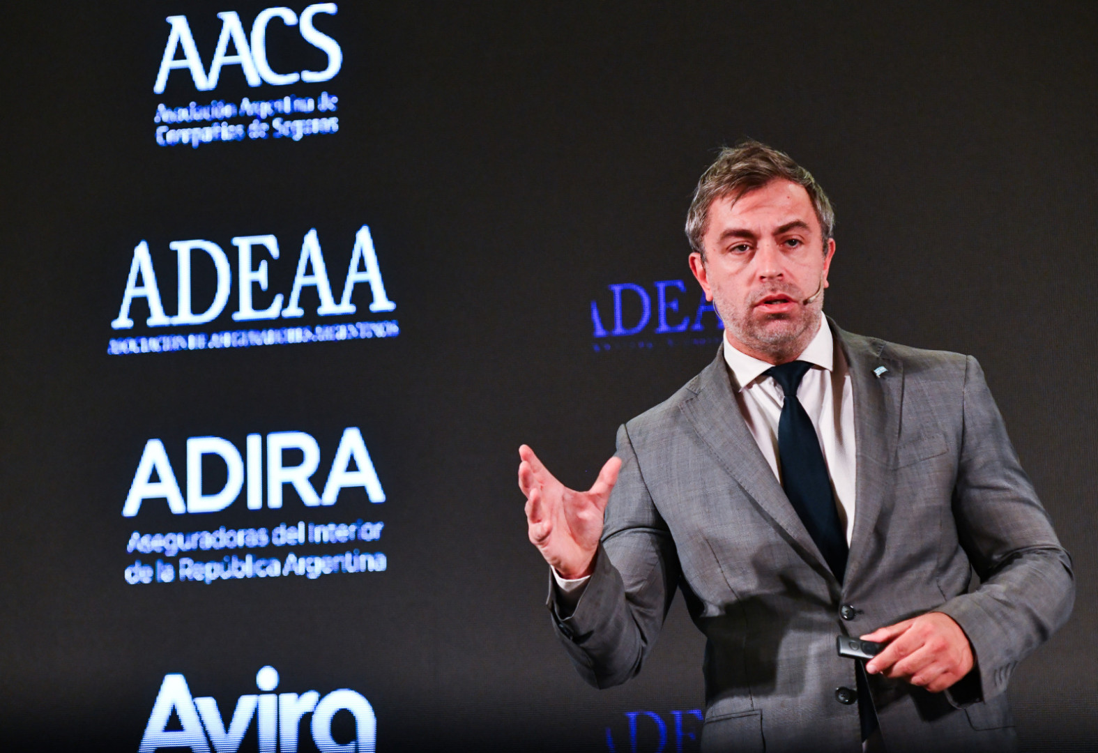 Federico Furiase durante su exposición en la tercera Cumbre Aseguradora Argentina, en la Bolsa de Comercio de Buenos Aires, el 22 de octubre de 2026.