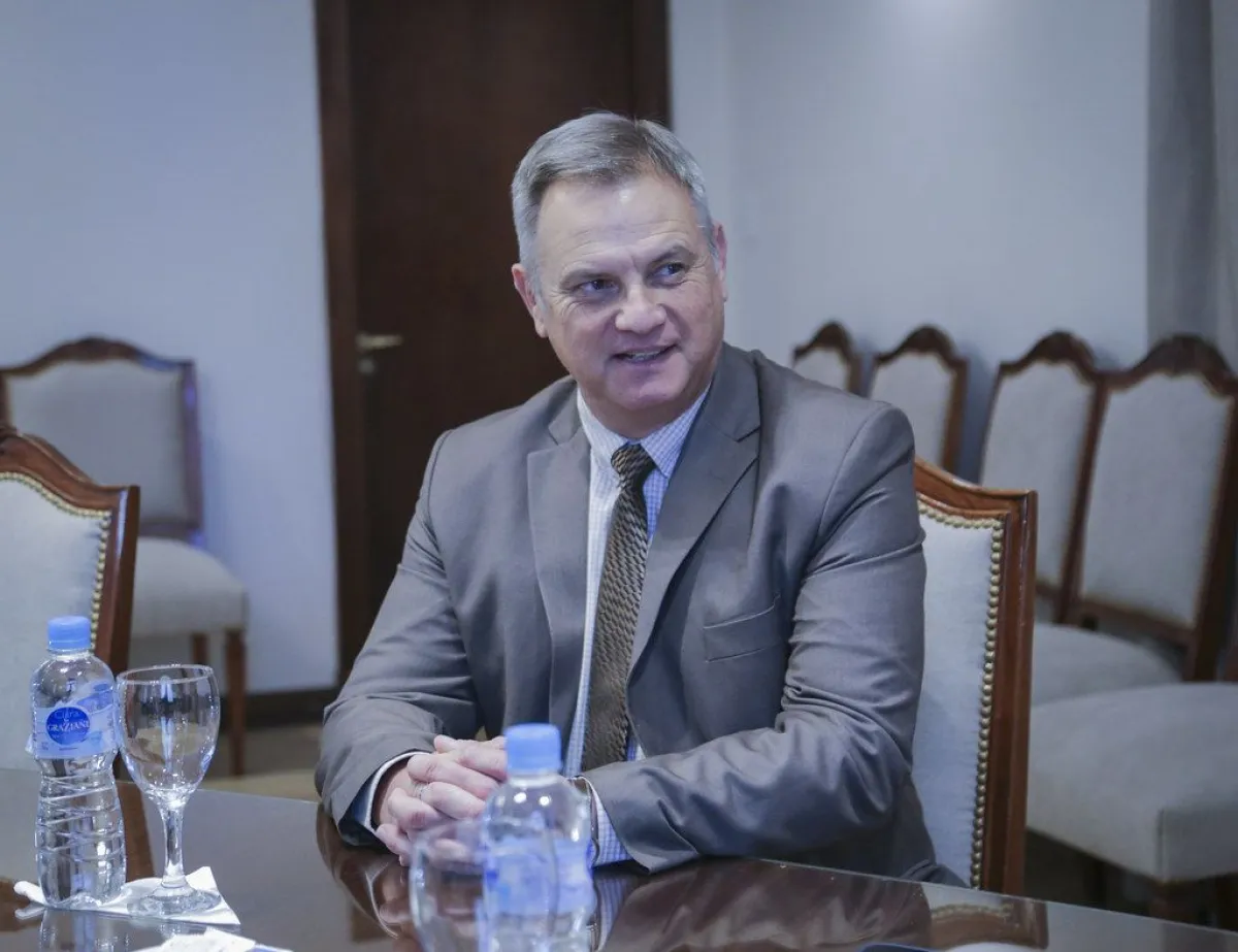 Enrique Manni en una reunión. Fotografía de archivo publicada por 0264 Noticias; fecha de toma no informada.