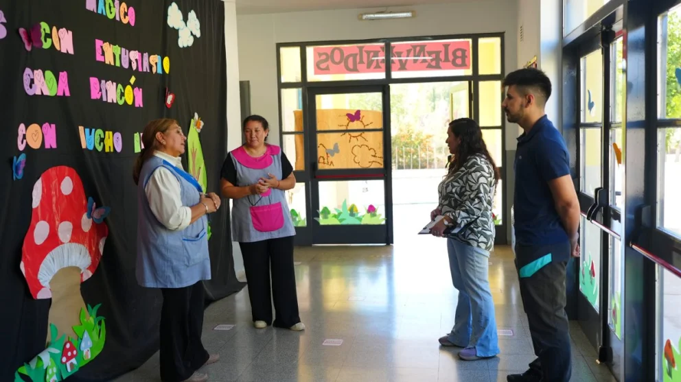 Adultos conversan en un establecimiento educativo de Calingasta, imagen de la cobertura sobre Glencore Pachón.