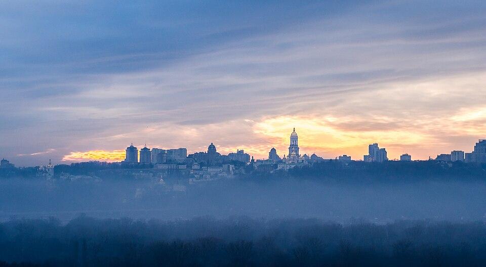 Vista de Kyiv, Ucrania, fotografía real de archivo utilizada como contexto; no documenta los ataques ni los daños económicos descritos en la nota.