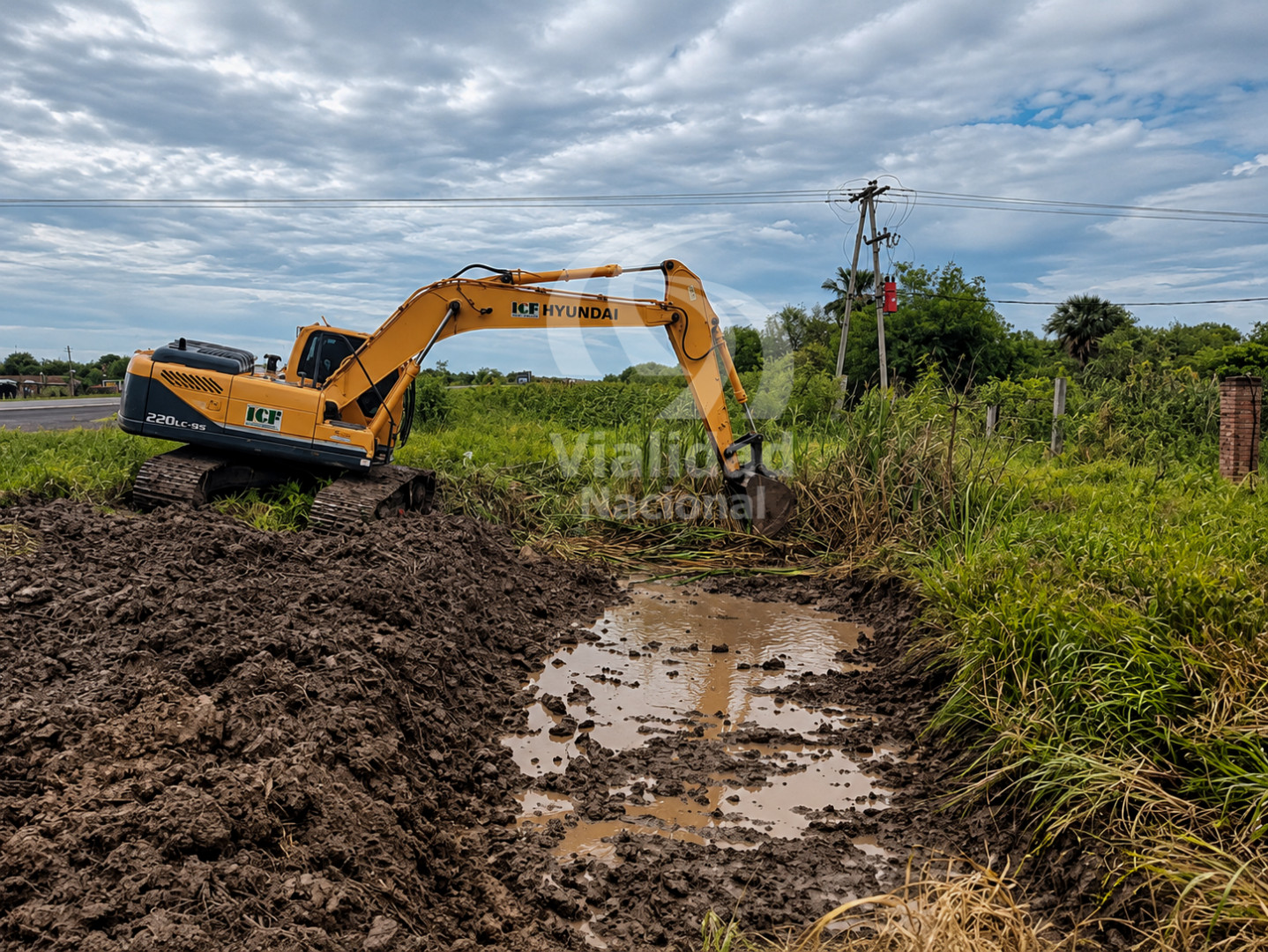 Excavadora trabajando en una cuneta de la ruta nacional 11 en Chaco, en la imagen difundida por Vialidad Nacional el 29 de octubre de 2026.