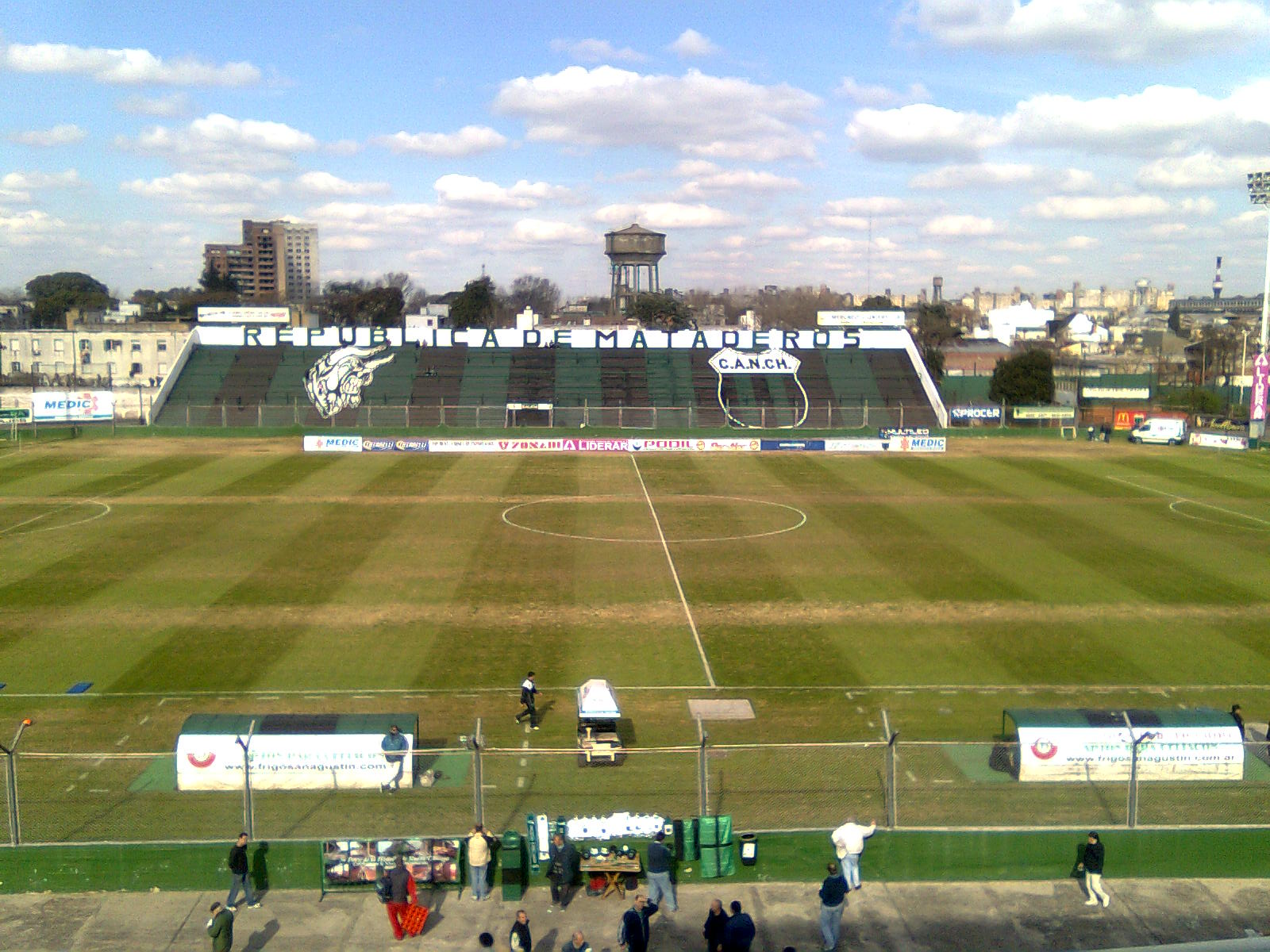 Tribuna República de Mataderos del estadio de Nueva Chicago en una fotografía de agosto de 2010; no corresponde al partido del 26 de octubre de 2026.