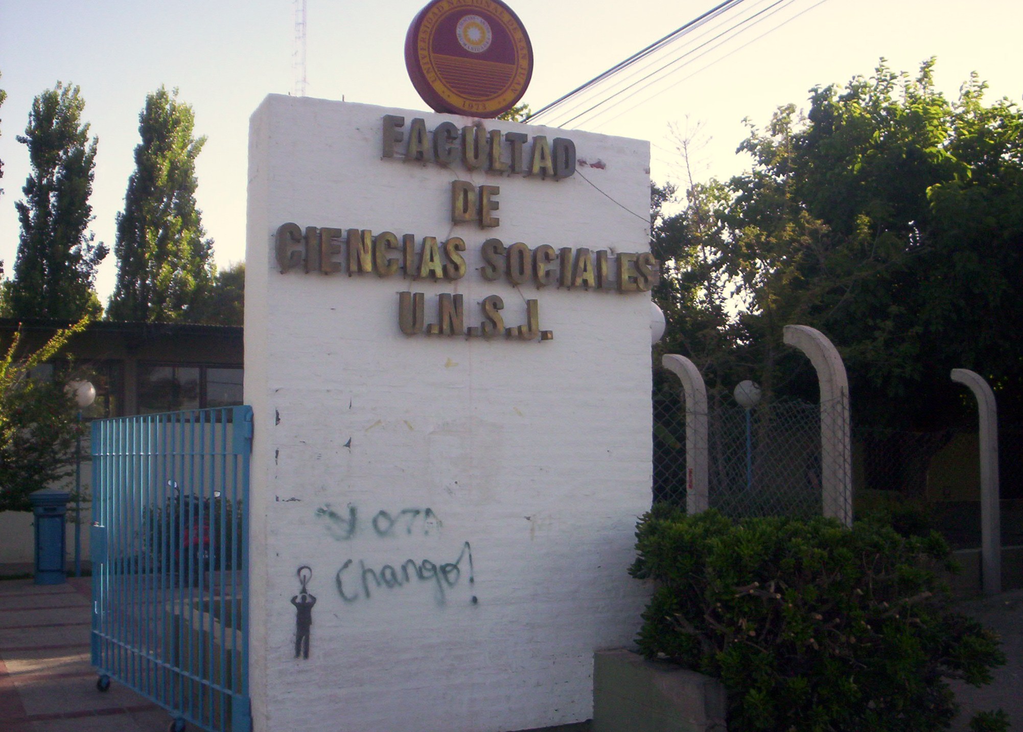 Cartel de acceso a la Facultad de Ciencias Sociales de la UNSJ. Archivo: metadatos del 12 de enero de 2005; no corresponde al conversatorio del 20 de octubre de 2026.