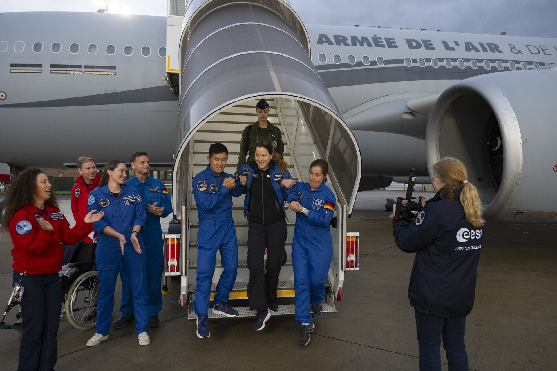 Sophie Adenot recibida junto al avión a su llegada a Colonia el 10 de octubre de 2026.