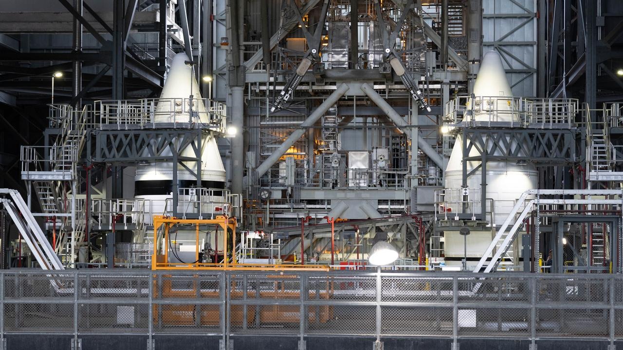 Los dos propulsores sólidos de Artemis III durante su ensamblaje en el Centro Kennedy, el 30 de septiembre de 2026.