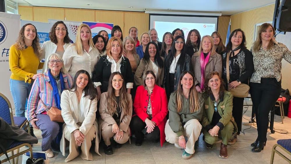 Grupo de mujeres en una reunión, imagen difundida en la nota de Diario de Cuyo sobre Mujeres Productoras. Fecha y lugar exactos de la toma no informados; no se atribuye a un acto del 25 de octubre.