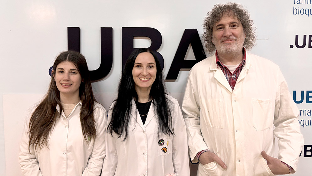 De izquierda a derecha, Melina García Alonso, Melina Ruggiero y Pablo Power, integrantes del estudio sobre PER-14, en el Instituto de Investigaciones en Bacteriología y Virología Molecular. Fotografía difundida por CONICET el 13 de octubre de 2026; fecha de toma no indicada.