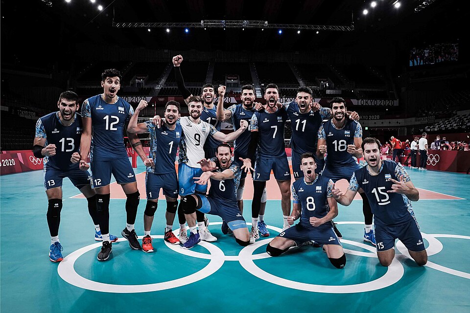Bruno Lima, segundo desde la izquierda con camiseta número 12, junto a la selección argentina de vóley en los Juegos Olímpicos de Tokio, el 1 de agosto de 2021. Archivo; no corresponde a la semifinal paulista de octubre de 2026.