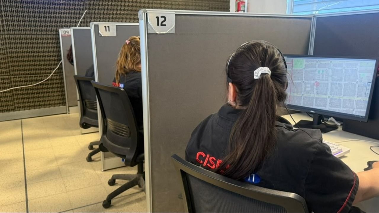Operadores en puestos de atención del Cisem 911.