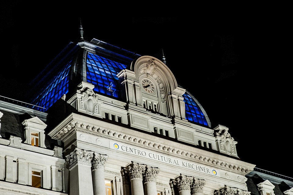 Fachada y cúpula del actual Palacio Libertad, fotografiadas de noche en 2015.
