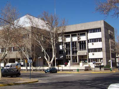 Edificio de la Municipalidad de la Ciudad de San Juan, fotografía de archivo de 2004; no muestra calle Chile ni sus obras.