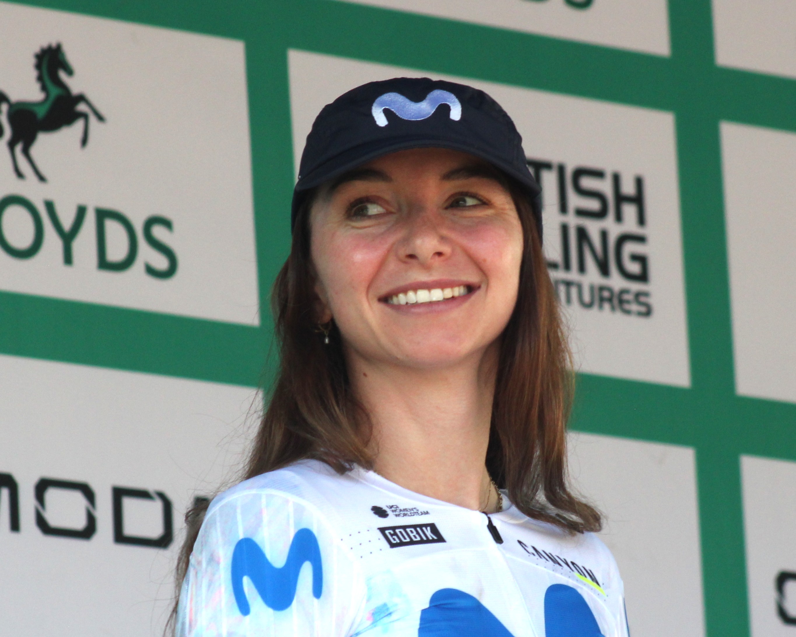 Foto de archivo de Liane Lippert, con gorra y camiseta de Movistar, en el Tour of Britain Women de Royal Leamington Spa, el 23 de agosto de 2026.
