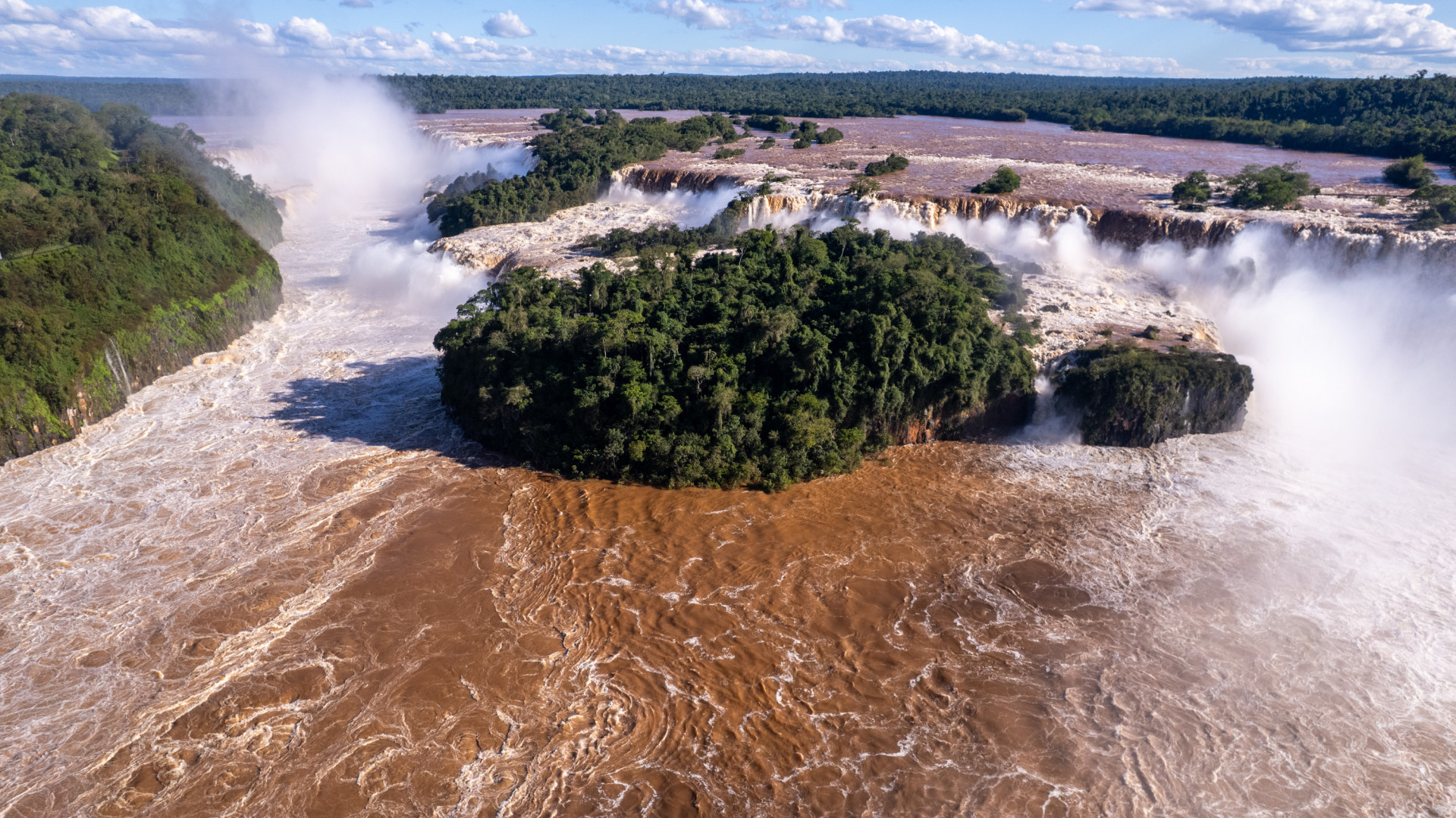 Vista de las cataratas del Iguazú difundida por Parques Nacionales junto al plan ENOS; fotografía de archivo sin fecha de captura informada, no representa las condiciones del 27 de octubre.