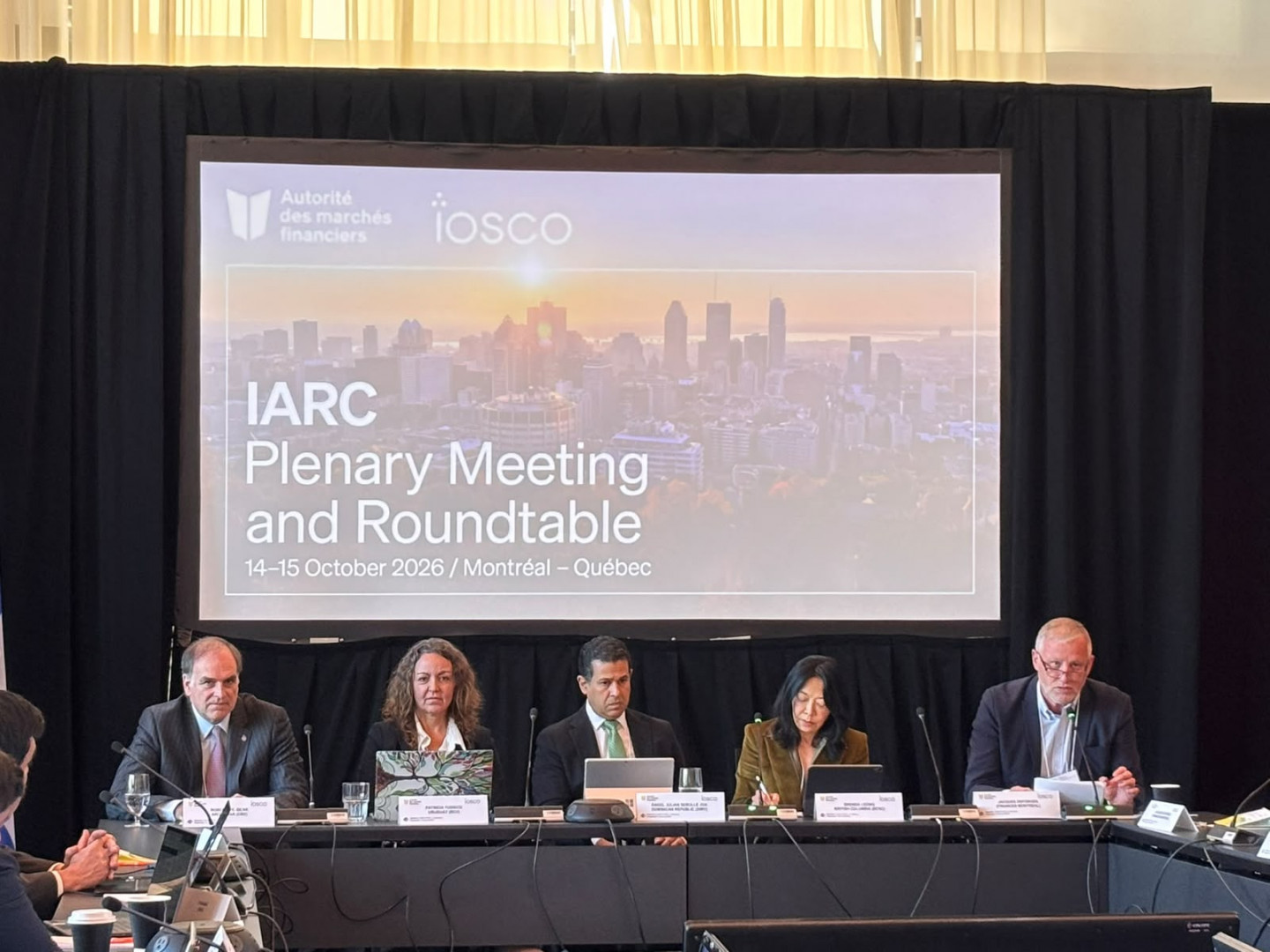 Panel de la reunión plenaria y mesa redonda del IARC en Montreal, celebrada el 14 y 15 de octubre de 2026, con participación de Roberto Silva. La pantalla del encuentro muestra las fechas y la ciudad.