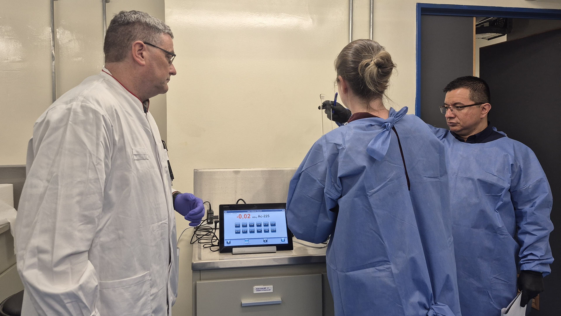 Participantes con indumentaria de laboratorio durante el curso de radiofármacos de Actinio-225 en el Centro Atómico Ezeiza, difundido por la CNEA el 9 de octubre de 2026.