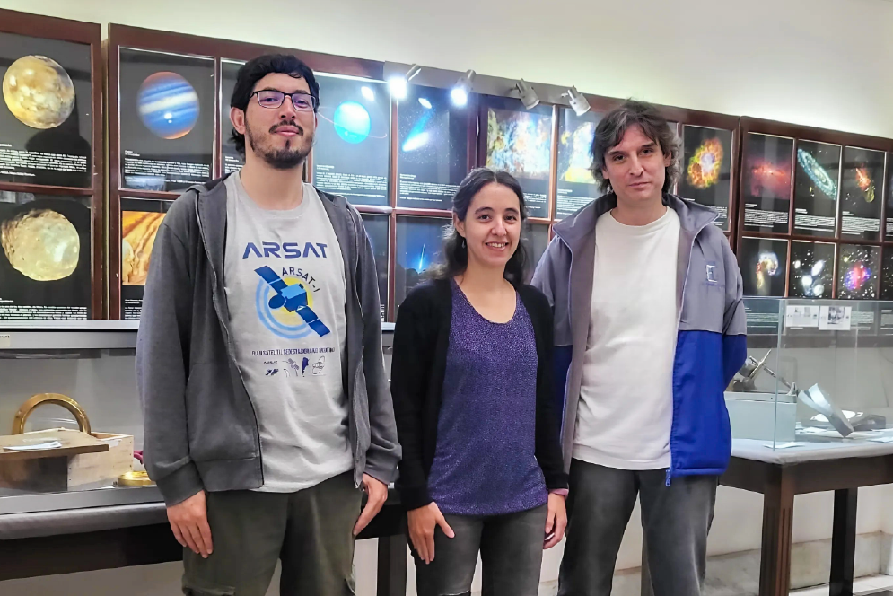 Romina Petrucci, en el centro, junto a Emiliano Jofré y Luciano García en el Observatorio Astronómico de Córdoba. Fotografía de archivo publicada en 2024; no corresponde a la conferencia anunciada.