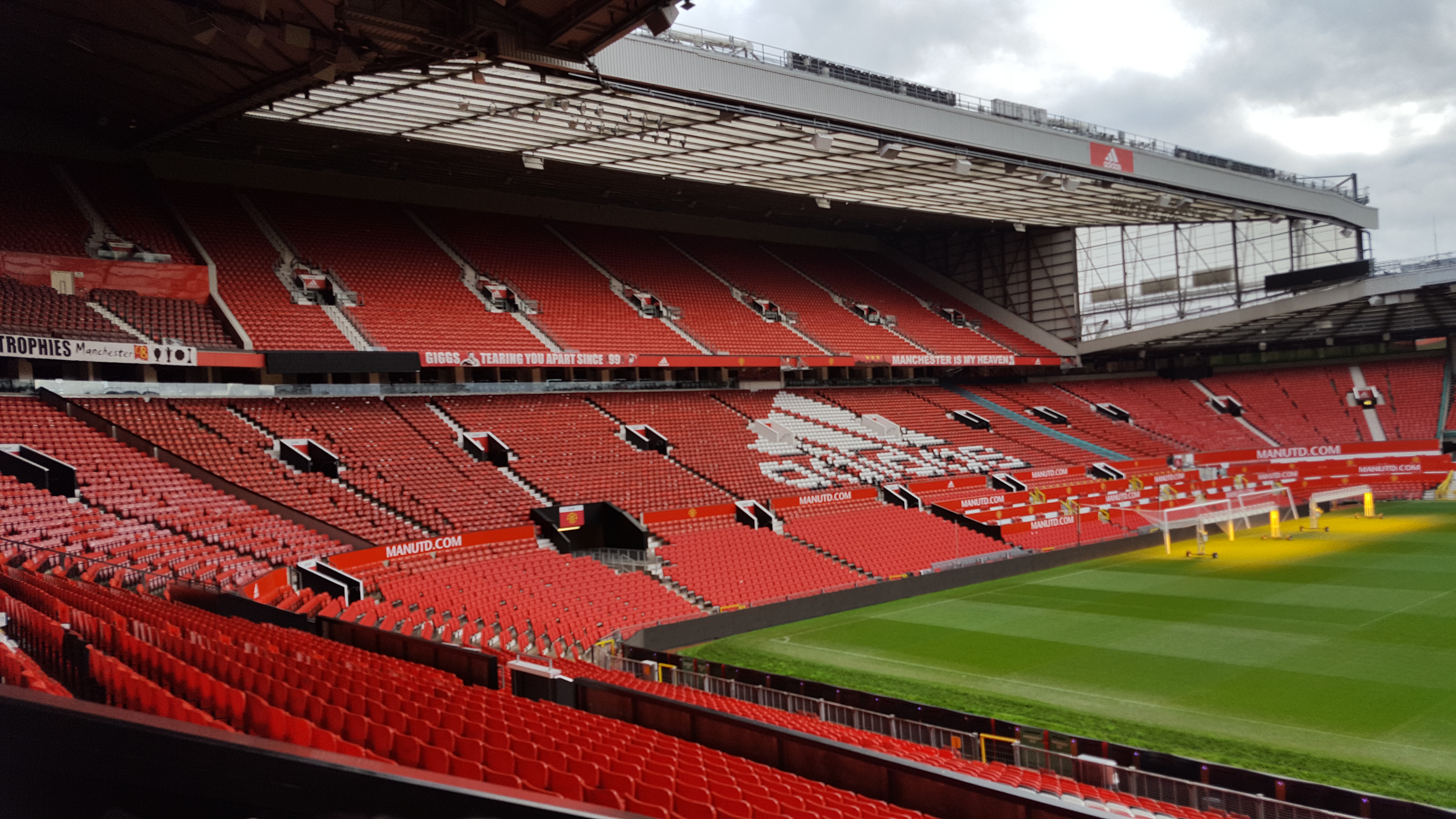 Tribuna este de Old Trafford vista desde la tribuna norte. Fotografía de archivo de diciembre de 2017; no muestra la final de rugby league de 2026.
