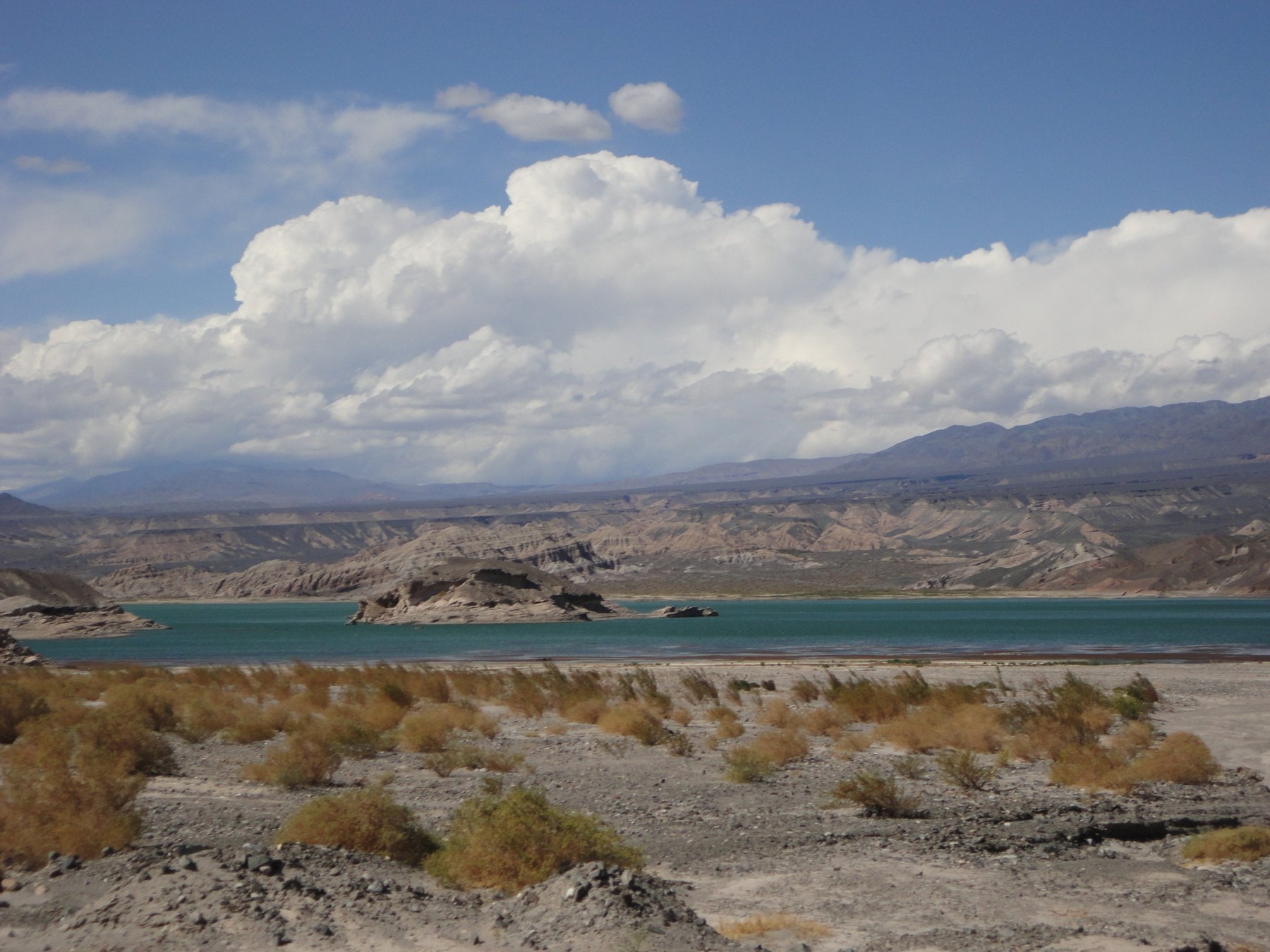 Embalse Cuesta del Viento y paisaje montañoso de Iglesia; fotografía de archivo de diciembre de 2010.