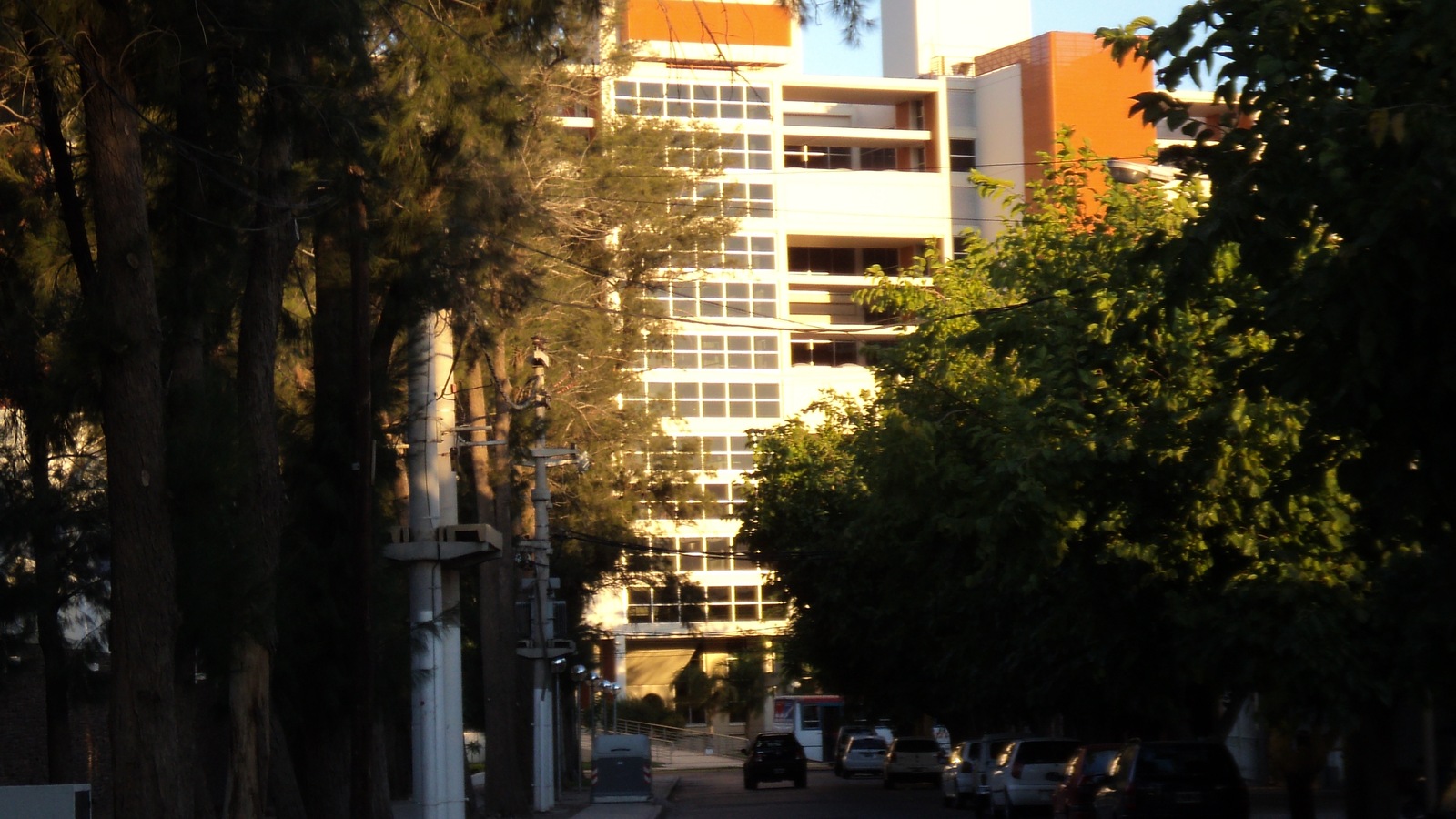 Vista de archivo del Centro Cívico de San Juan desde la calle Rivadavia. El edificio alberga la Dirección de Geodesia y Catastro; la imagen no corresponde a la firma del convenio ni a la plataforma digital.