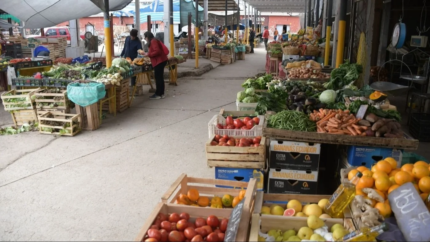 Puestos de frutas y verduras en la Feria y Mercado de Abasto de Capital.