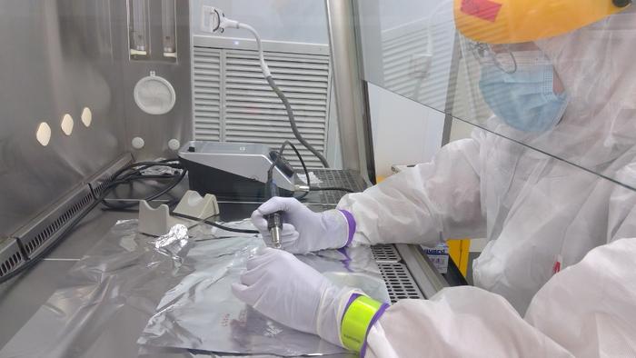 Alexandre Gilardet toma muestras de restos en un laboratorio de ADN antiguo, en una fotografía de archivo de 2020 difundida con el estudio.