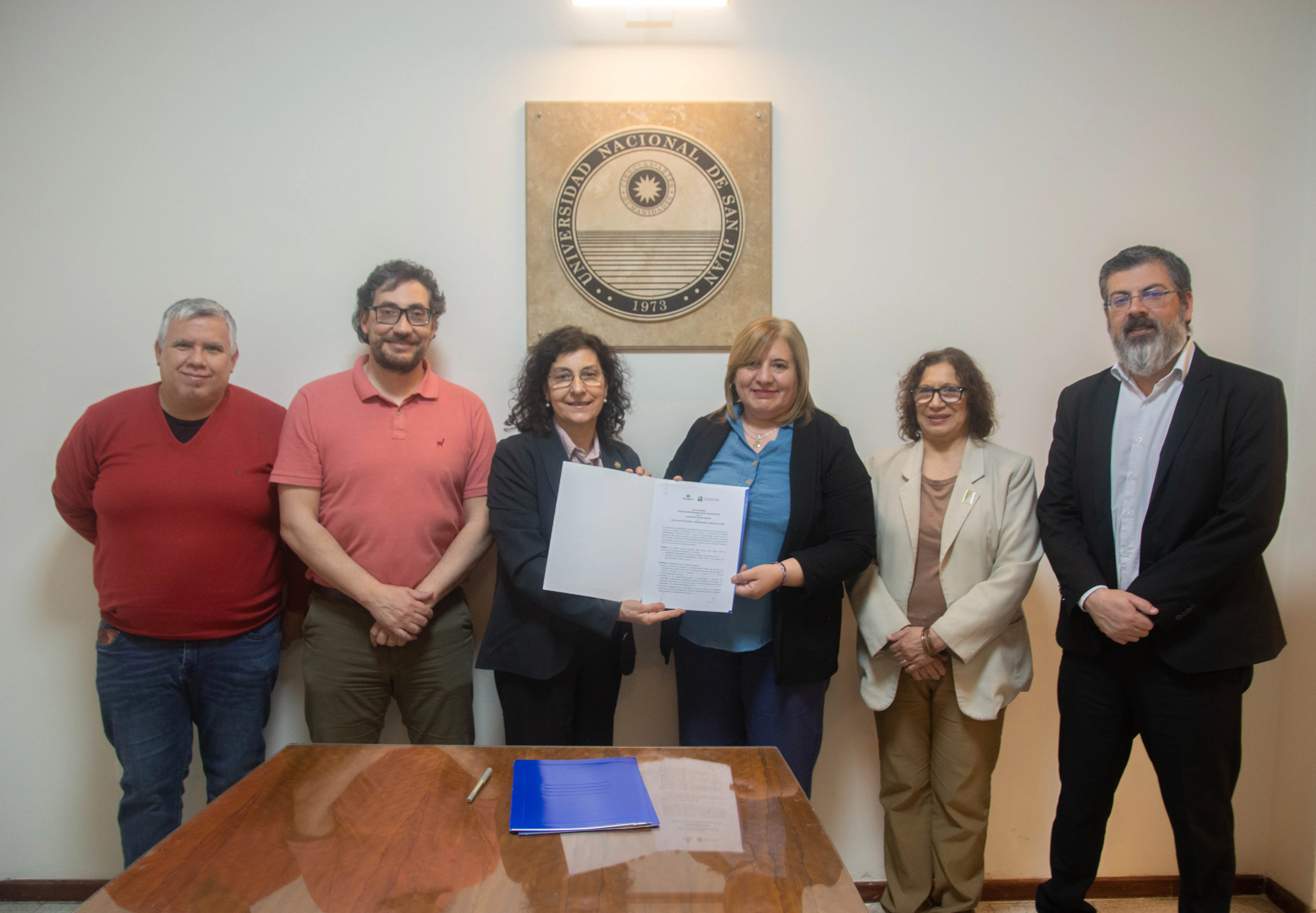Autoridades de la Facultad de Filosofía, Humanidades y Artes y de San Martín muestran el acuerdo para las prácticas de Geografía, firmado el 6 de octubre de 2026.