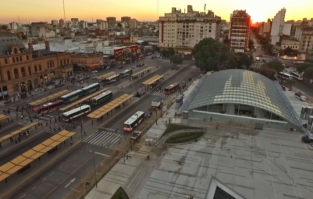 Vista de archivo del Centro de Trasbordo Constitución, con la terminal ferroviaria, colectivos y el acceso vidriado al subte