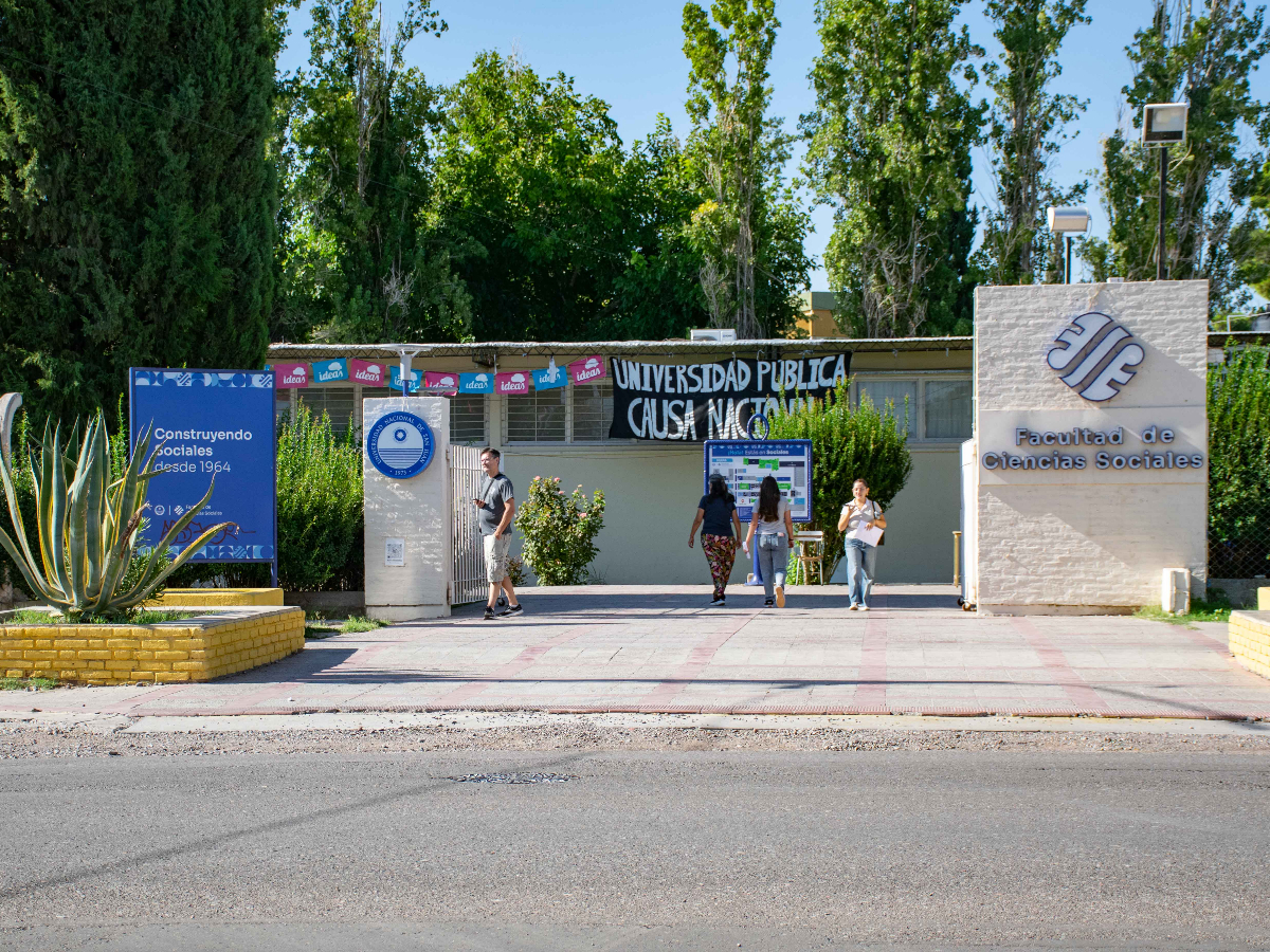 Entrada de la Facultad de Ciencias Sociales de la UNSJ en Rivadavia. Archivo publicado en agosto de 2026; no corresponde a las jornadas de octubre.