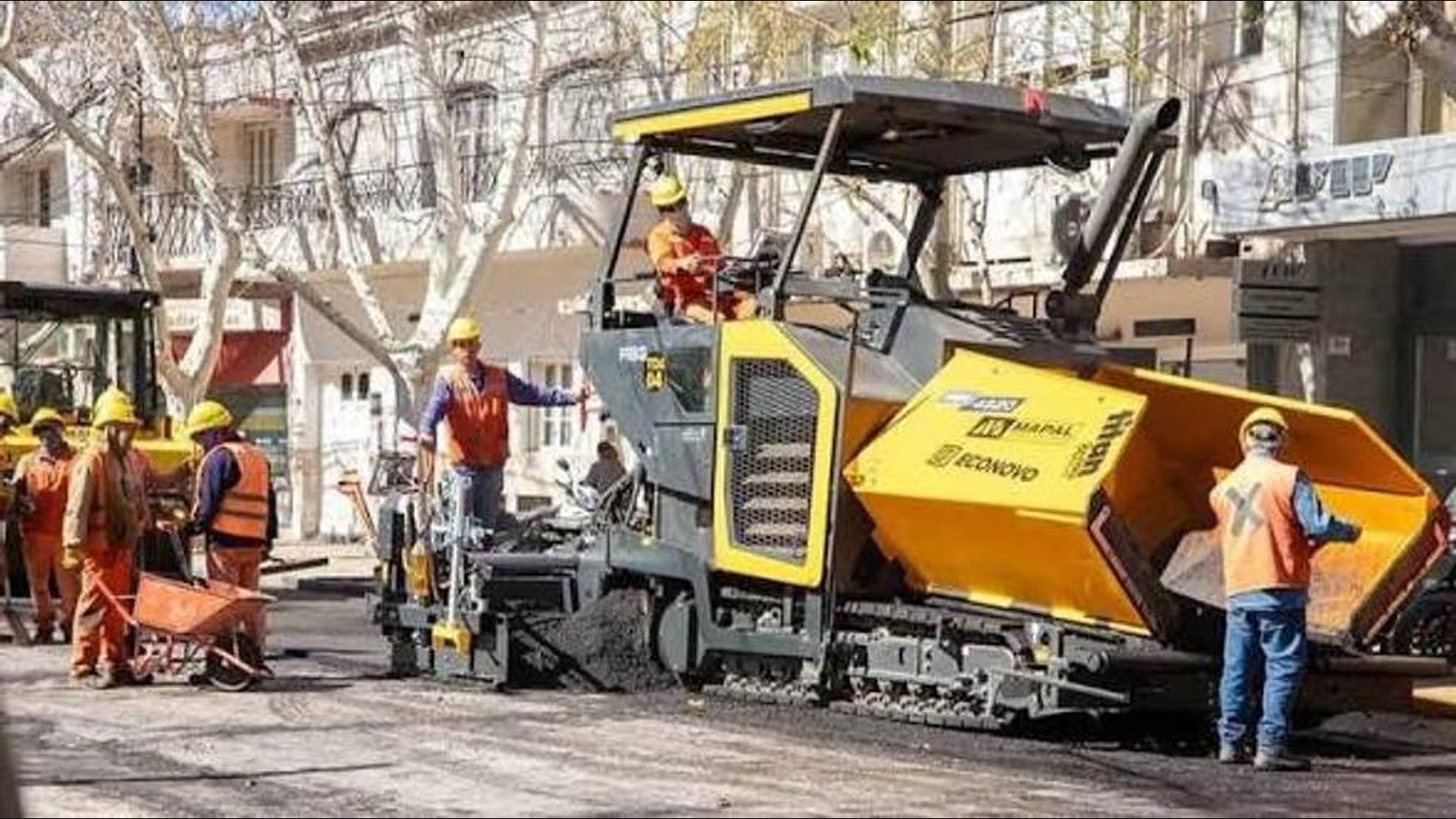 Maquinaria y operarios en una intervención vial del Plan 50 Cuadras de Capital, fotografía de contexto publicada por Diario 13 San Juan. No registra los trabajos futuros del 26 de octubre.