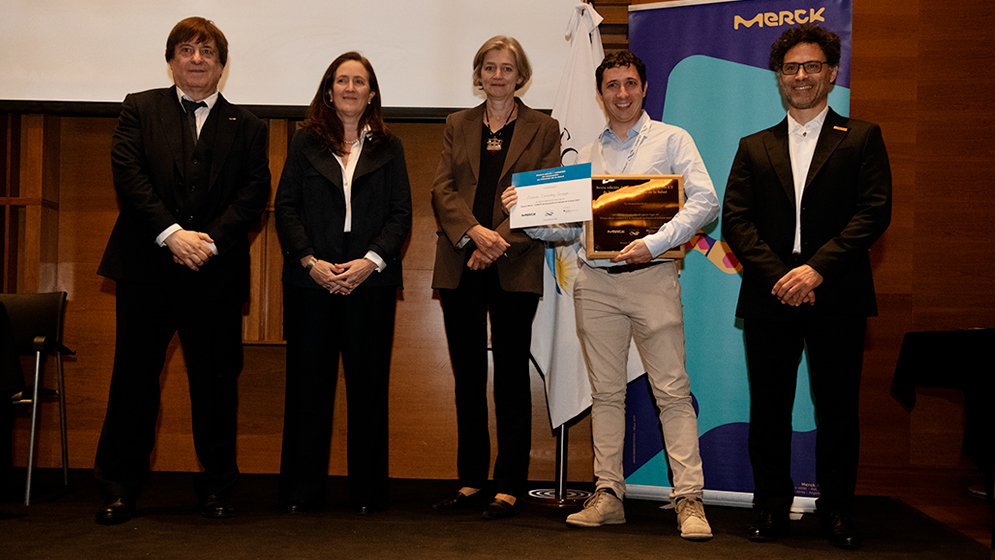 Mariano Fernández Corazza recibe el primer premio Merck–CONICET 2026 junto a autoridades en el Centro Cultural de la Ciencia; imagen difundida el 22 de octubre.
