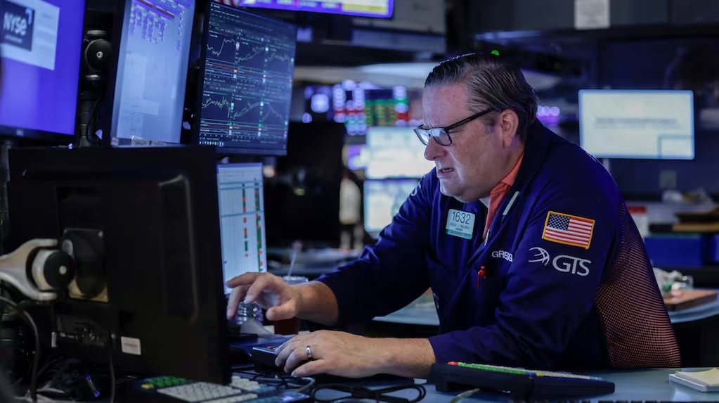 Operador financiero durante una jornada bursátil
