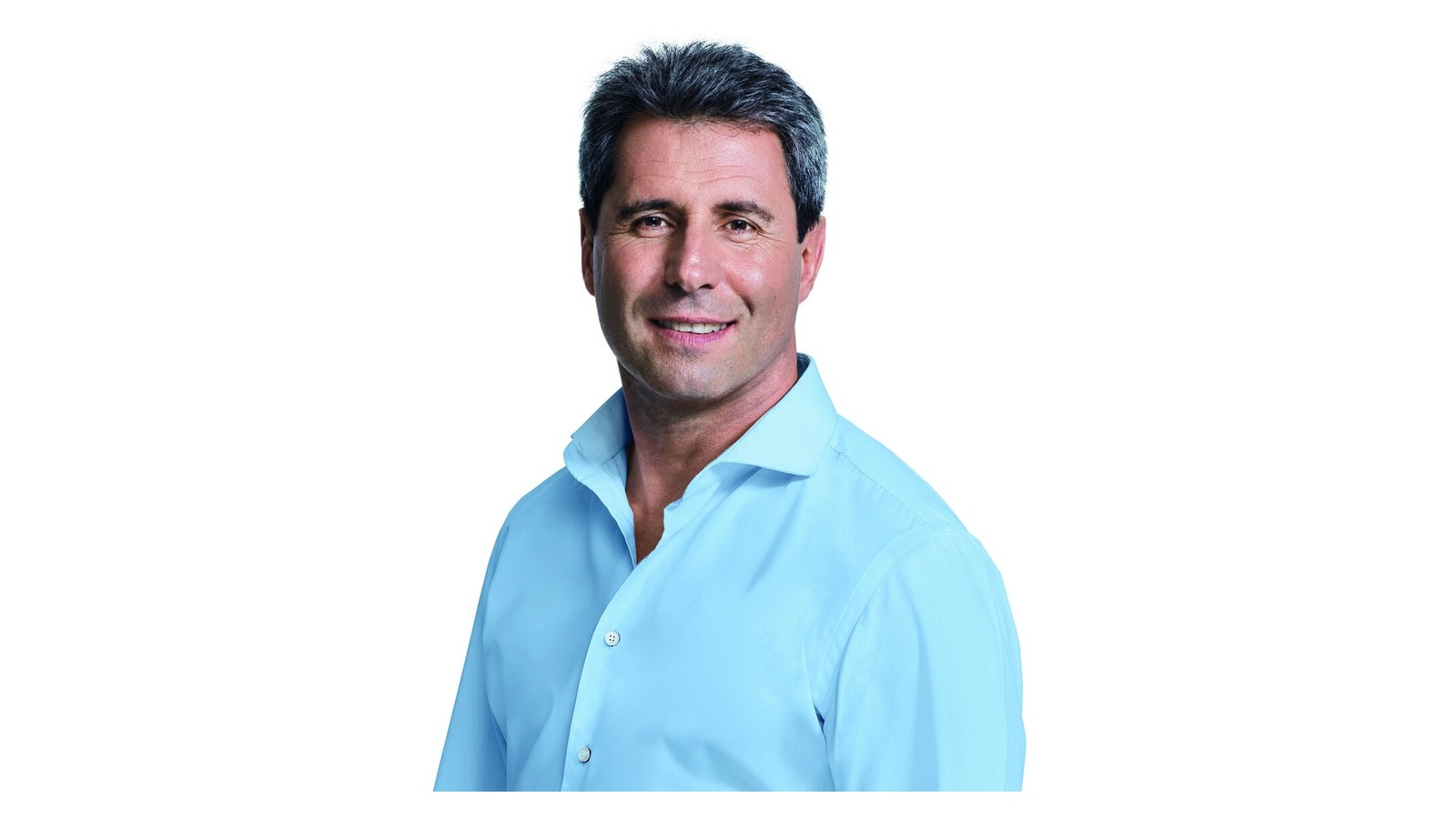 Retrato de Sergio Uñac sobre fondo blanco, con márgenes laterales. Fotografía de archivo de julio de 2023; no corresponde al video difundido el 13 de octubre de 2026.